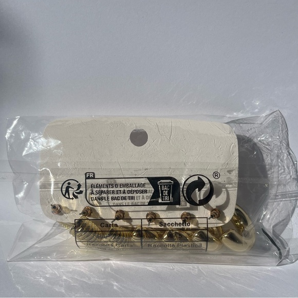 Brand New Elegant Gold Earrings - Picture 4 of 8